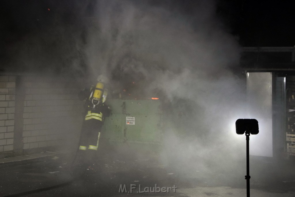 Feuer Papp Presscontainer Koeln Hoehenberg Bochumerstr P066.JPG - Miklos Laubert